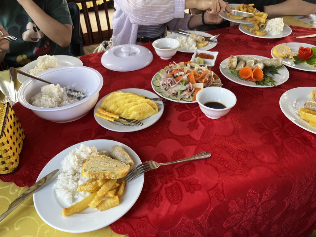 ハロン湾の昼食