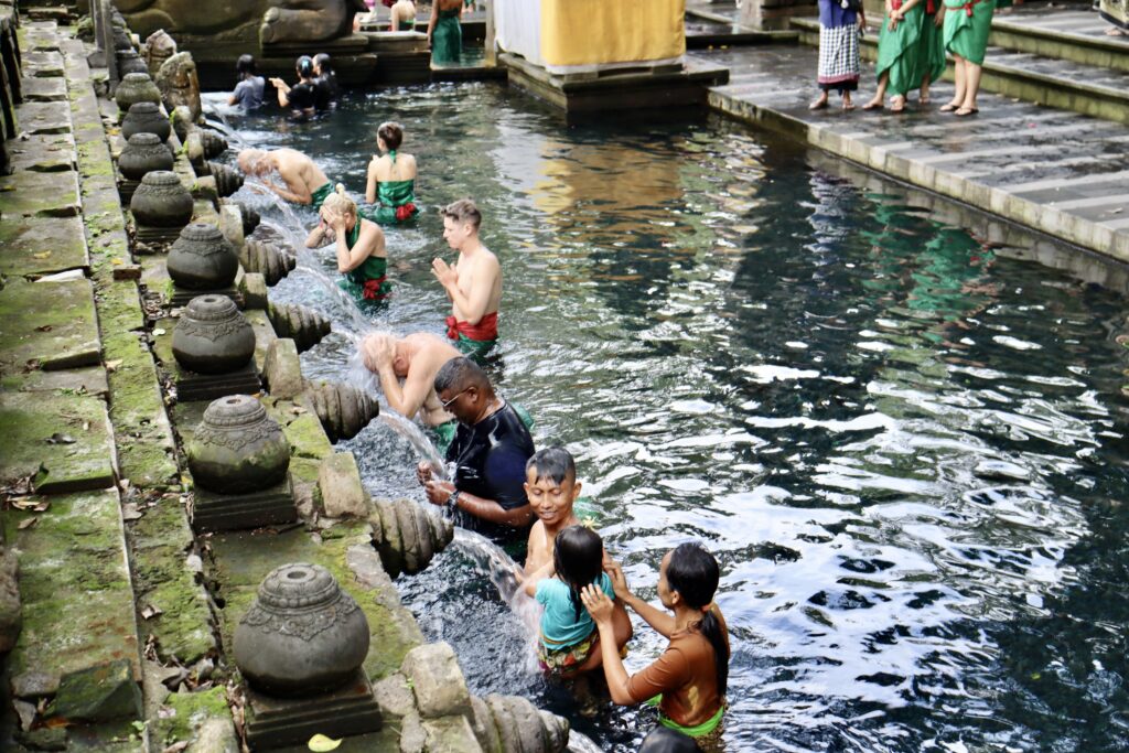 ティルタエンプル寺院